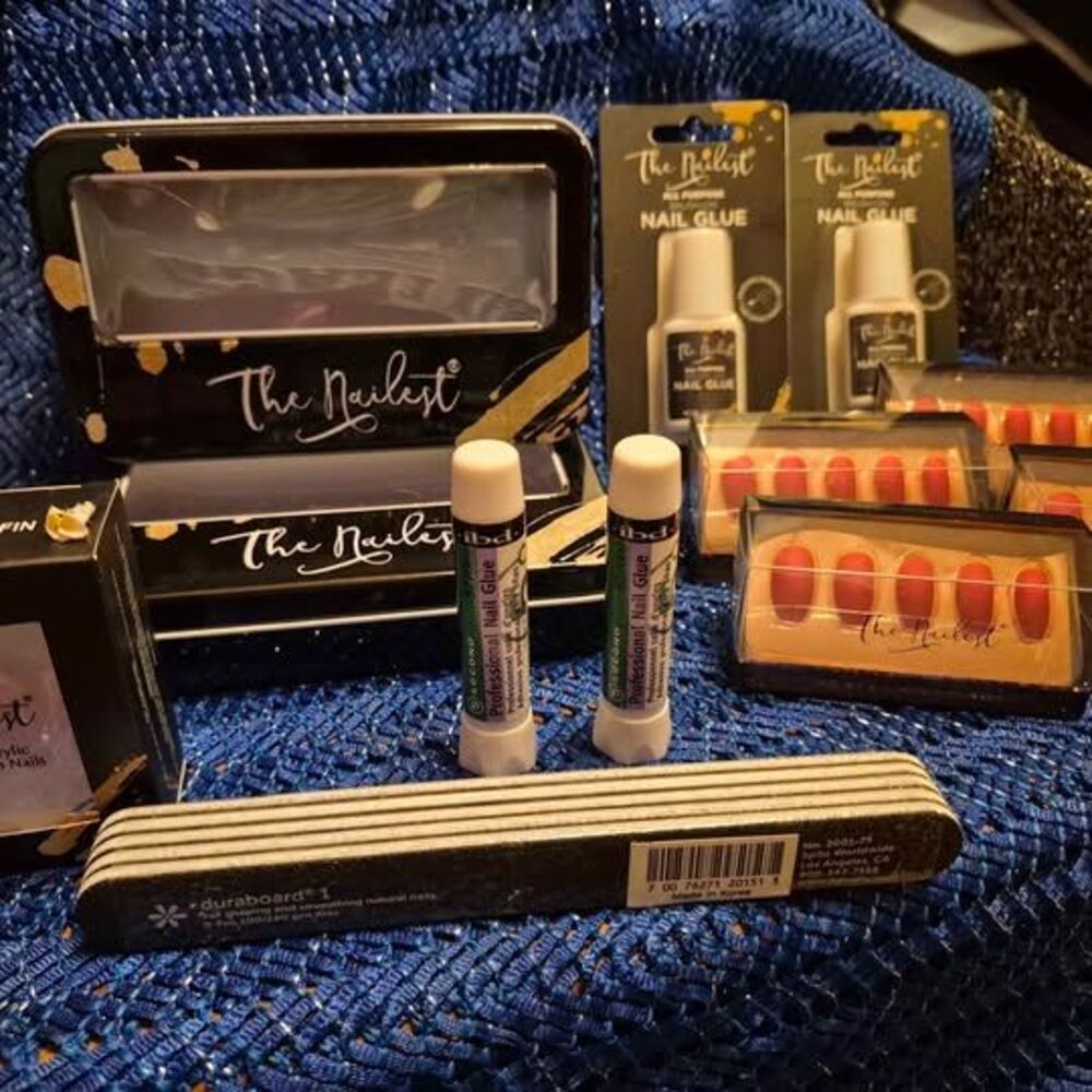 The Nailest Press On Nails & Glue Set